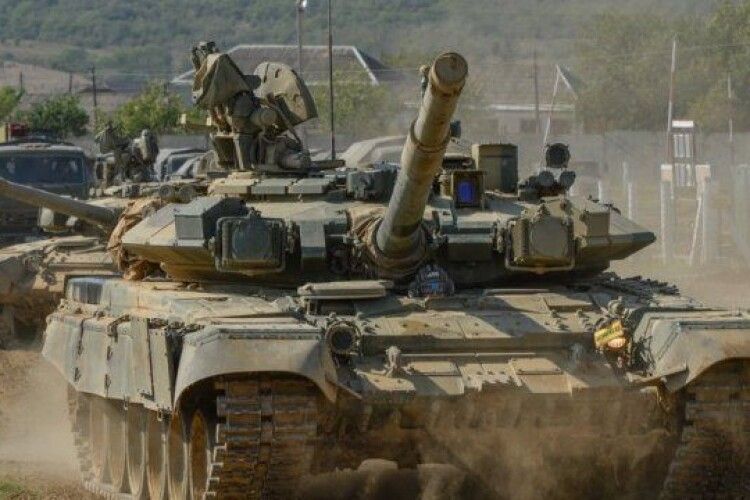 На Чернігівщині місцеві жителі зупинили колону російських військ та переконали відійти від міста (Відео)