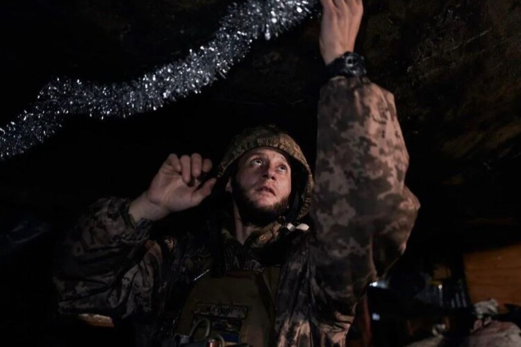 Різдво на передовій: українські воїни показали як готуються до свята під обстрілами (Фото)