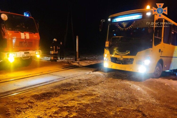 На Волині поїзд зіткнувся зі шкільним автобусом (Фото)