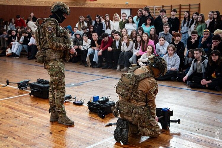 Луцькі школярі вчилися керувати дронами разом із нацгвардійцями