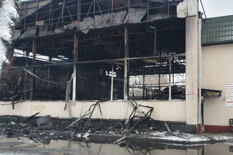 Що залишилося від торгового павільйону після пожежі у Луцьку (Фото)