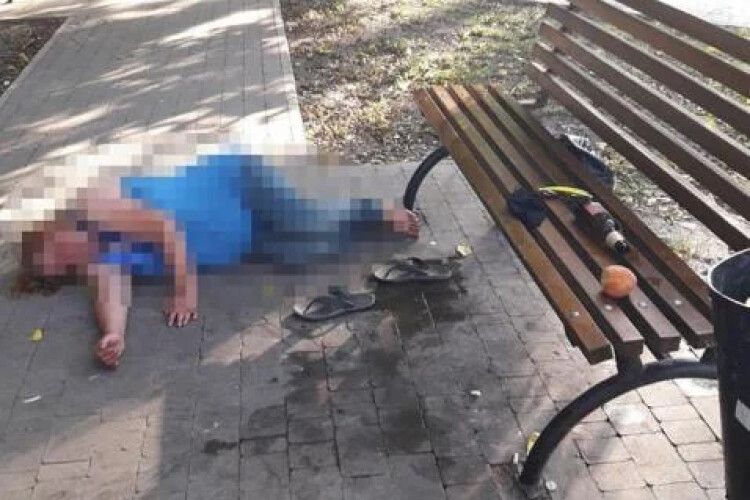 Поки мати спала під лавкою, самотній хлопчик тинявся вулицями (Фото)