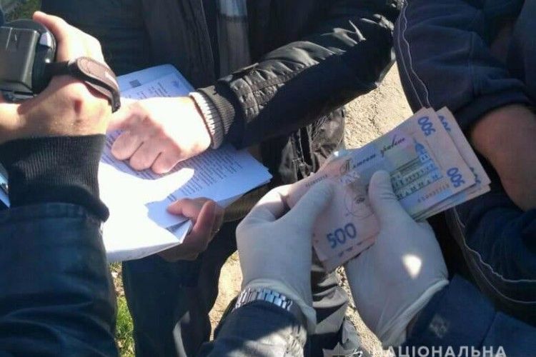 На Волині упіймали посадовця, який саме «брав на лапу» шість тисяч хабара 
