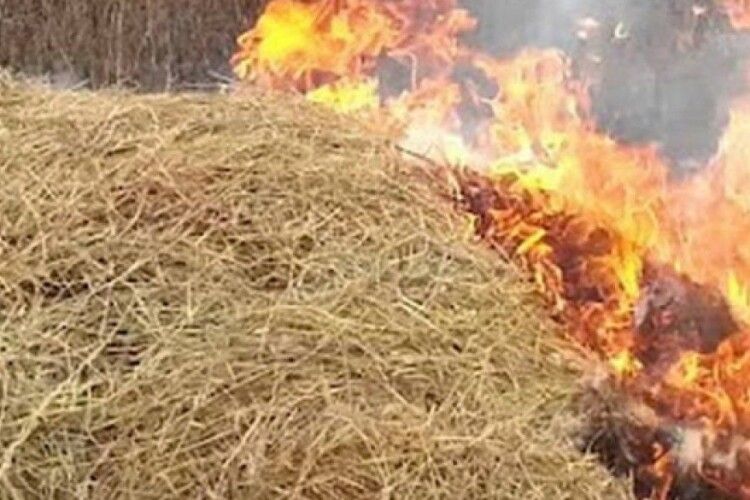 На Камінь-Каширщині дитина спалила запас сіна разом з будівлею