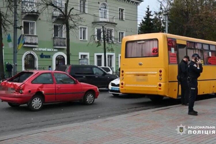 Поліцейські встановлюють обставини автопригоди у центрі Рівного