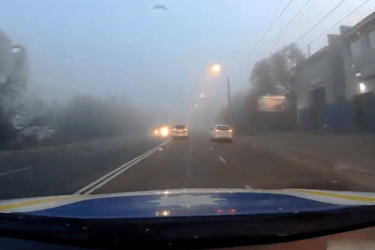 Волинські патрульні попередили водіїв про туман на дорозі (Відео)