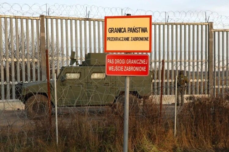 Польща зводить загорожу з колючим дротом на кордоні з Білоруссю