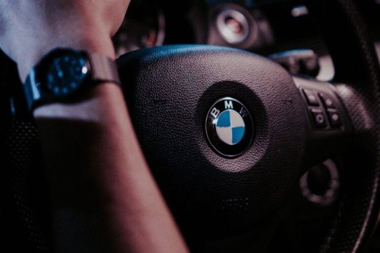 Більше не кругле: BMW подав патент на дивне кермо