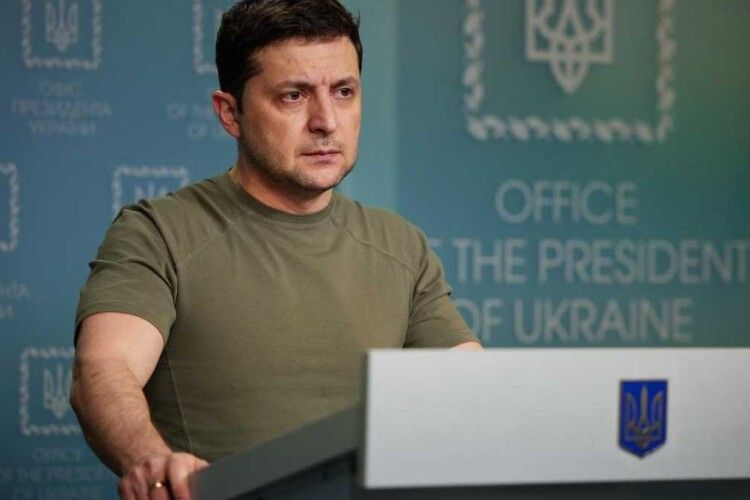 Треба Путіна садити за стіл переговорів, поки з ним ще готові говорити, – Зеленський