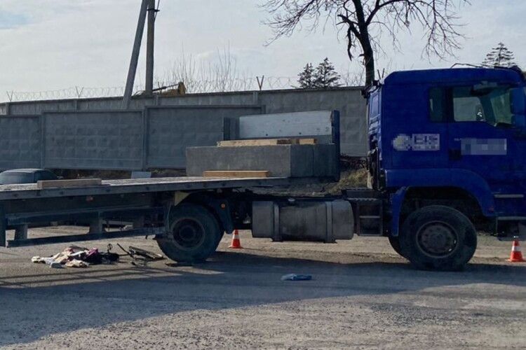 У Львові під колесами вантажівки загинув чоловік (Фото)