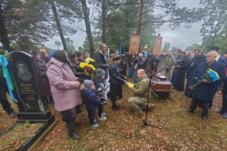 На Маневиччині провели в останню путь воїна, якого вбили в російському полоні