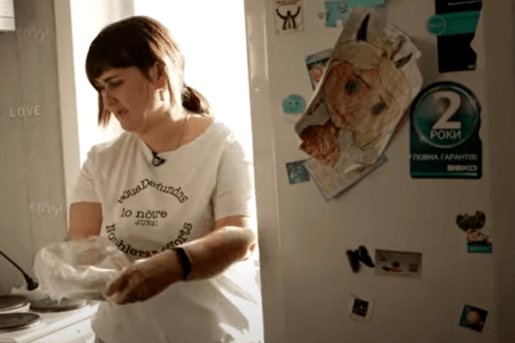 «Грошей дали тільки на труну»: у будинку вбитого російського орка стоїть холодильник з України (Відео)