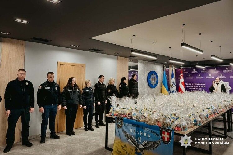 Волинські поліцейські передали пасхальні набори бійцям стрілецького батальйону 
