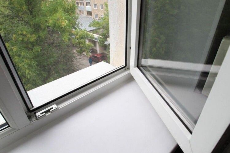 На Рівненщині жінка хотіла стрибнути зі свого балкона