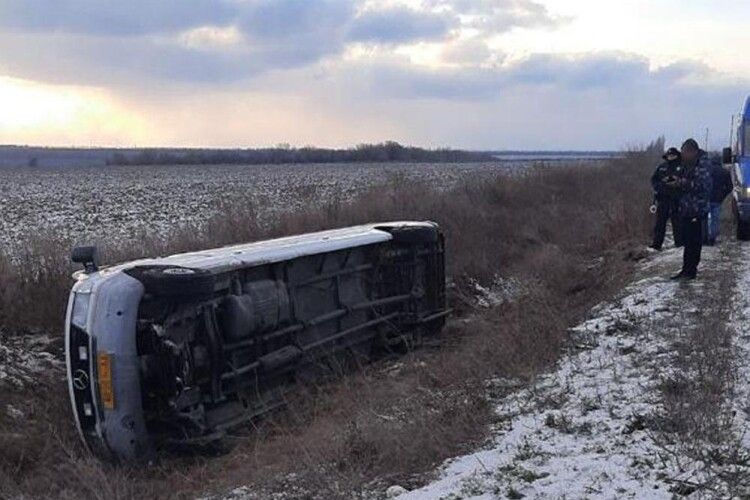 Перекинувся мікроавтобус з 20 дітьми, які їхали на спортивні змагання