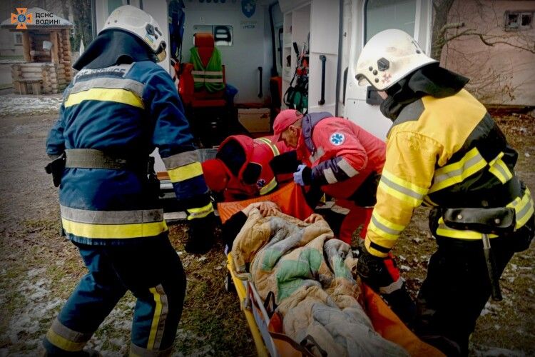 На Волині рятувальники зламали двері, щоб врятувати самотню пенсіонерку