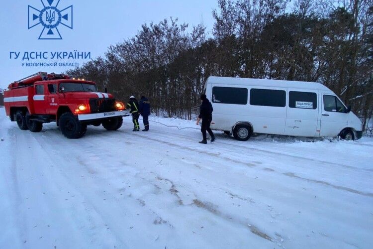 Вранці на Волині в заметах застряг повен автобус людей