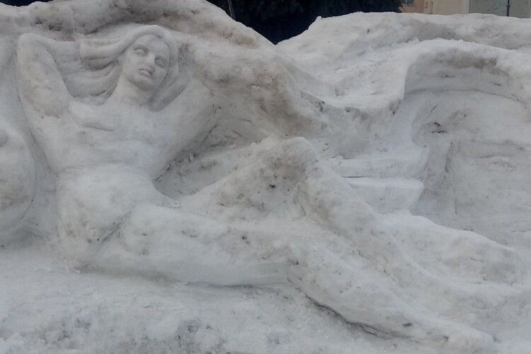 У Луцьку майстер «різьбить» на снігу (Фото)