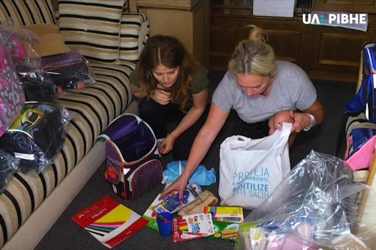 Рівненські волонтерки зібрали портфелі для першачків, чиї батьки загинули на Сході