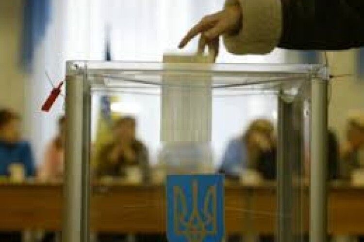 На виборах Луцького міського голови жінка проголосувала за межами кабінки (Фото)