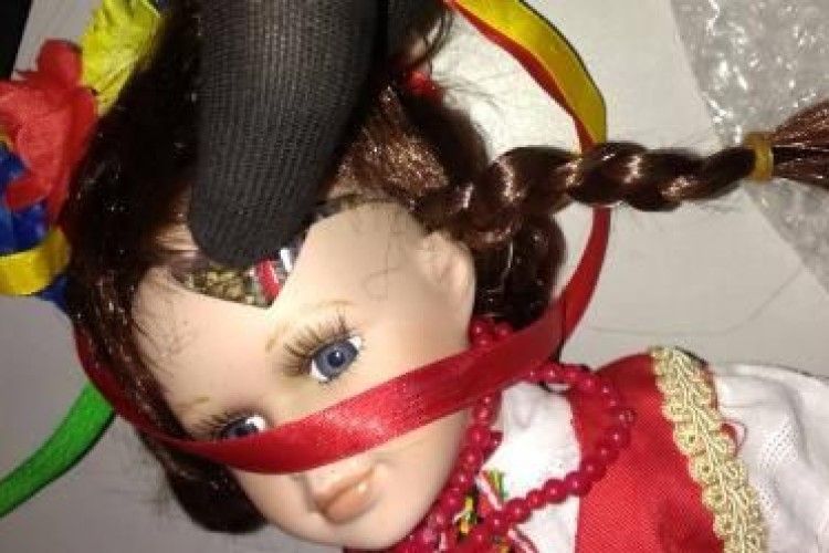 В голові ляльки-«українки»… знайшли «наркоту»