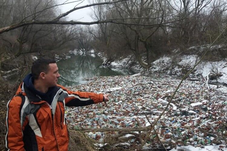 Дожилися: на річці утворився острів із пластикових пляшок (Фото)