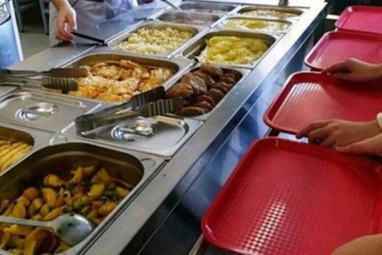Переселенців у Луцьку відтепер годуватимуть лише у двох шкільних їдальнях