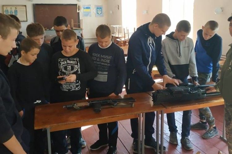 Волинські військовослужбовці навчали патріотизму школярів на Донбасі