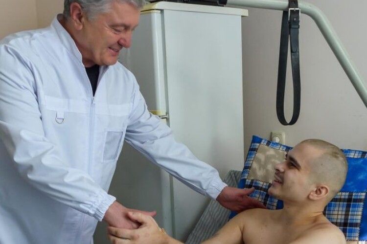 Порошенки провідали в госпіталі бійця, який у перші дні вторгнення під Києвом збив «Іглою» російський літак