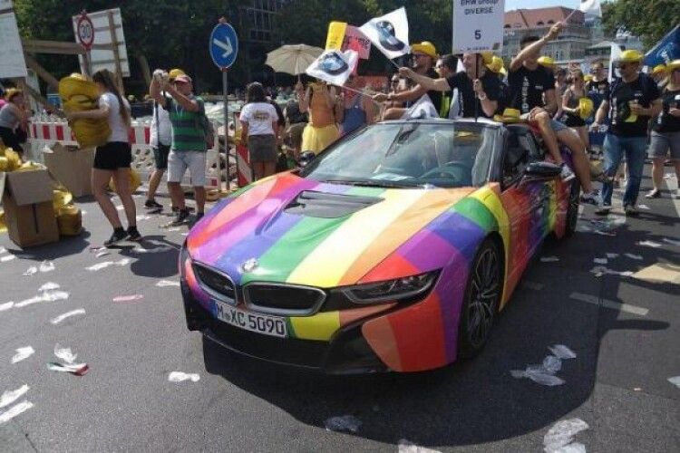 Німецький автоконцерн відповів жителю Рівненщини, який вирішив продати свій BMW через підтримку компанією геїв та лесбіянок