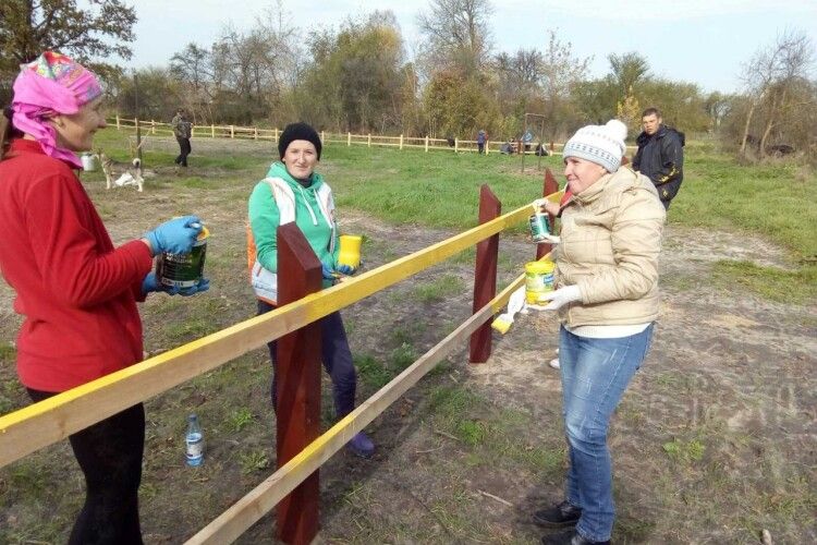 У селі Шацької ОТГ громада працює на новий спортмайданчик