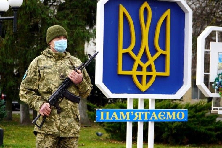 У княжому місті вшанували пам’ять бійців-земляків, які загинули на Сході в листопаді (Фото)