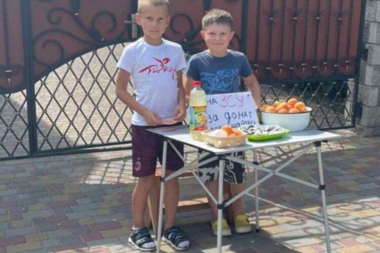 Два хлопчики з Рівненщини продають фрукти та солодощі, а гроші віддають на ЗСУ (Відео)