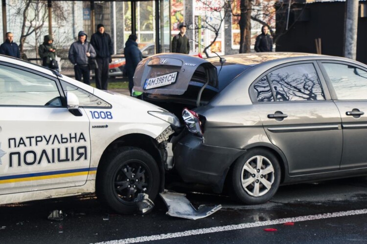 Патрульні протаранили Hyundai, водій з пасажирами намагалися провчити копів