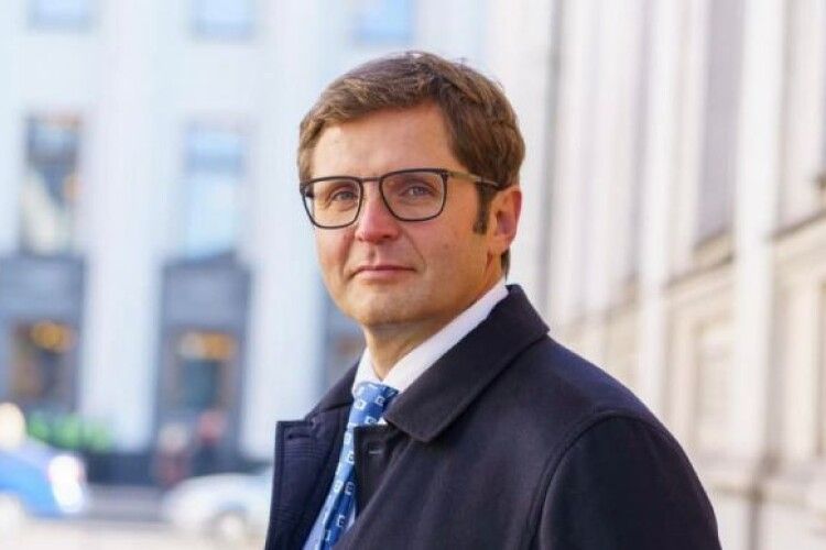 Депутат «Слуги народу» виїхав за кордон: у партії кажуть, що з гуманітарною місією