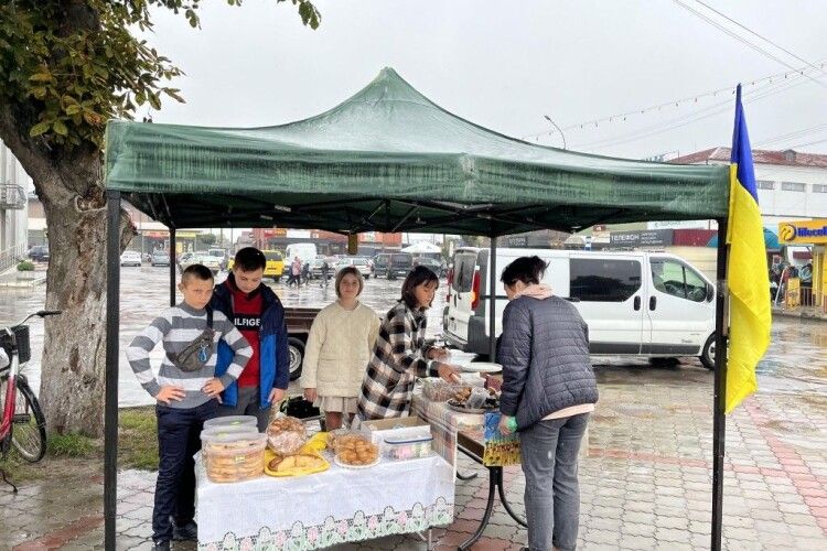 У центрі Каменя-Каширського діти продають кондитерку і збирають гроші на дрон
