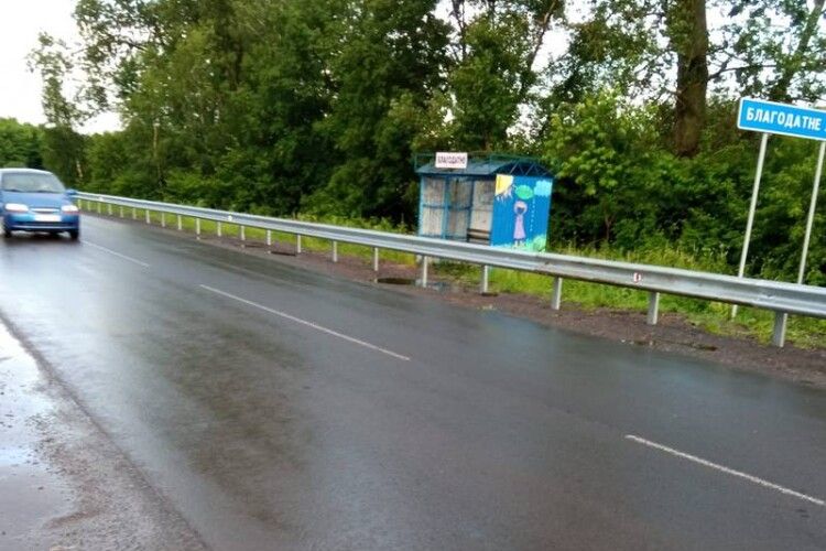 Зупинку біля волинського села закрили відбійником (Фотофакт)
