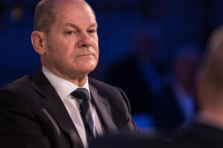 Зеленський поговорив з Шольцом, просив закрити небо над Україною