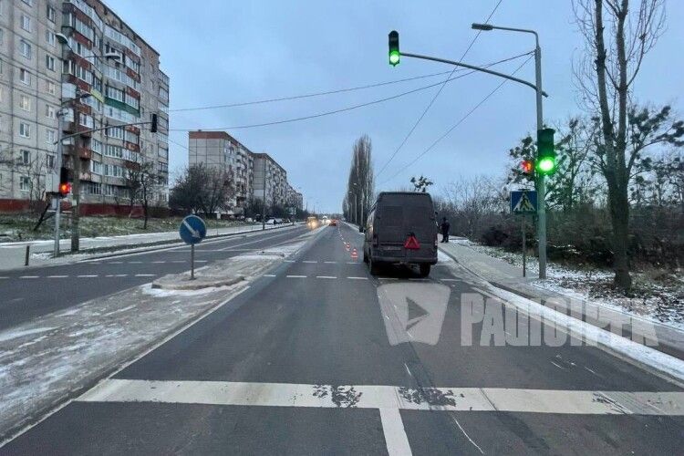 У Рівному під колеса буса на буксирі вибіг п’янючий молодий чоловік