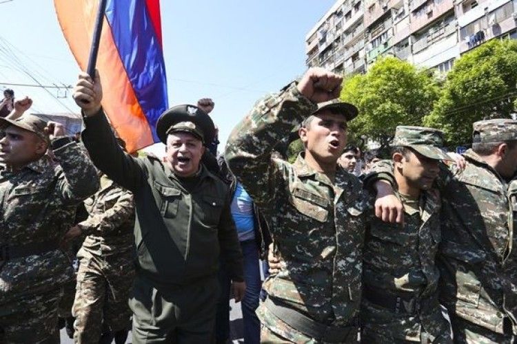 Справи у Єревані набирають серйозного розмаху: мітингувальників підтримали військові