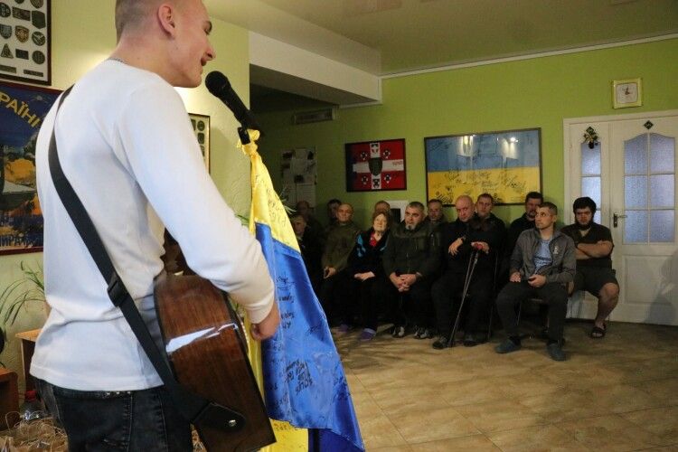 Студентська молодь з Луцька подарувала музичні враження пораненим воїнам