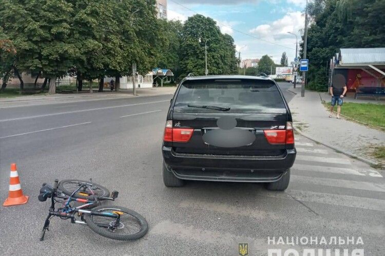 У Луцьку  водій автомобіля BMW X5 збив на зебрі неповнолітнього велосипедиста
