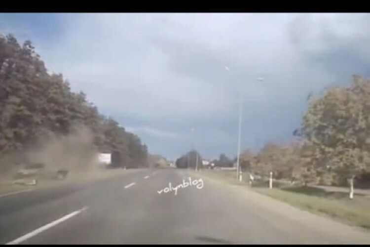 Біля Луцька на очах у водіїв посеред дороги перекинулося авто (Відео)