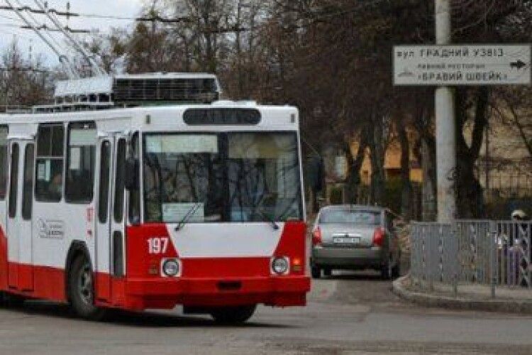 У Луцьку тимчасово змінили схему руху двох тролейбусів 