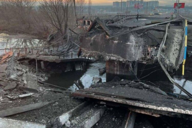 Під Києвом підірвали мости, щоб зупинити ворога