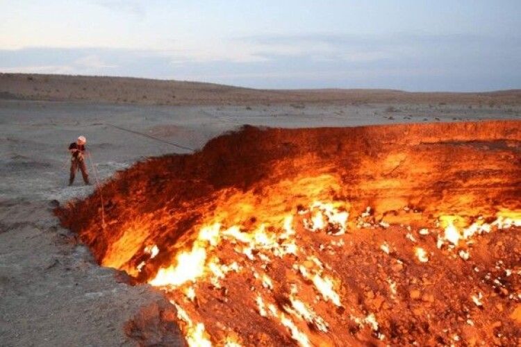 Президент Туркменістану розпорядився загасити кратер вулкану, який палає пів століття