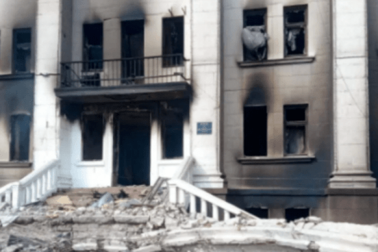 З'явилося моторошне відео з Маріуполя, зняте в перші хвилини після бомбардування драмтеатру (Відео)