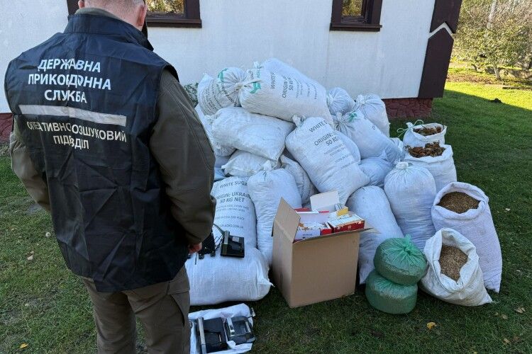 «Тютюнова фабрика» в хаті: на Волині вилучили контрабанди на півмільйона гривень