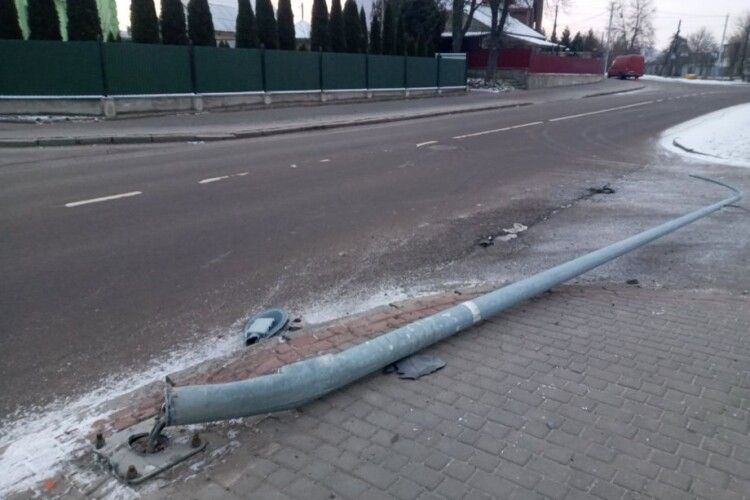 На Волині бус зніс електроопору (Фото)
