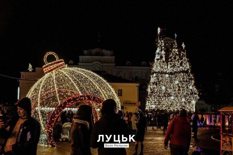 «Луцьке тріо» претендує на звання найкрасивішої новорічної ялинки України 
